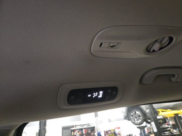 Used 2023 Chrysler Voyager LX image 14