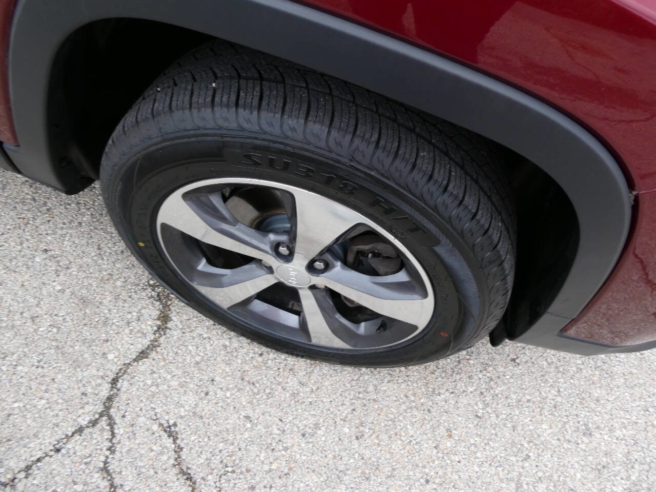 Used 2019 Jeep Cherokee Limited image 29