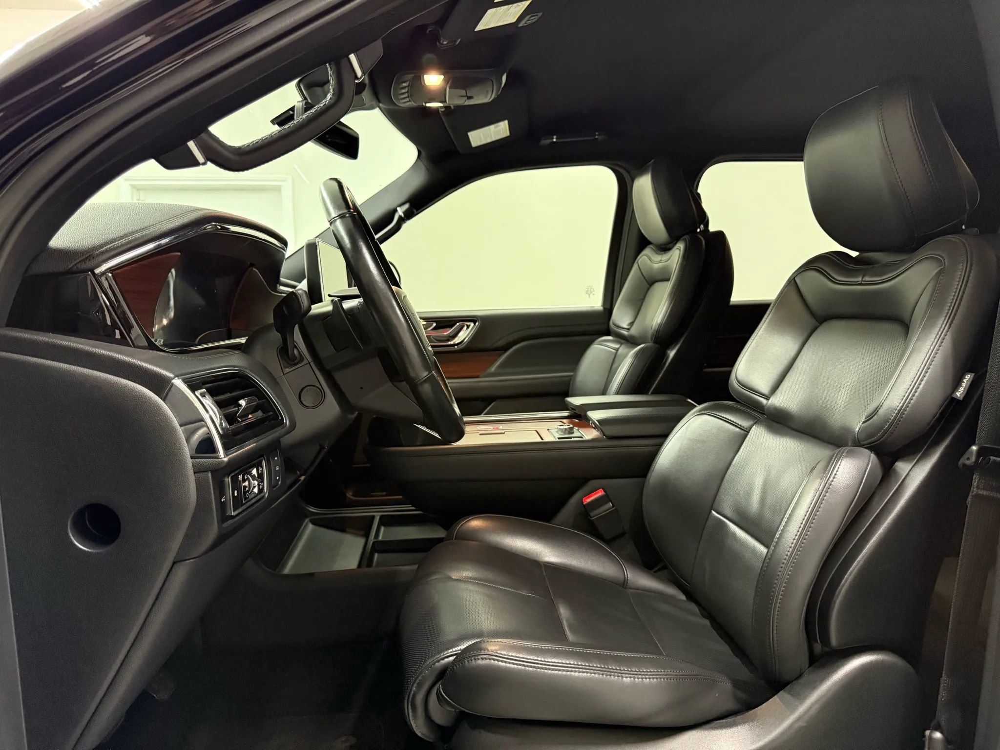 Used 2023 Lincoln Navigator L Standard Sport Utility 4D image 12