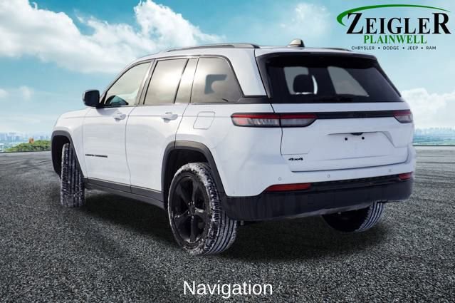 Used 2023 Jeep Grand Cherokee Altitude image 2
