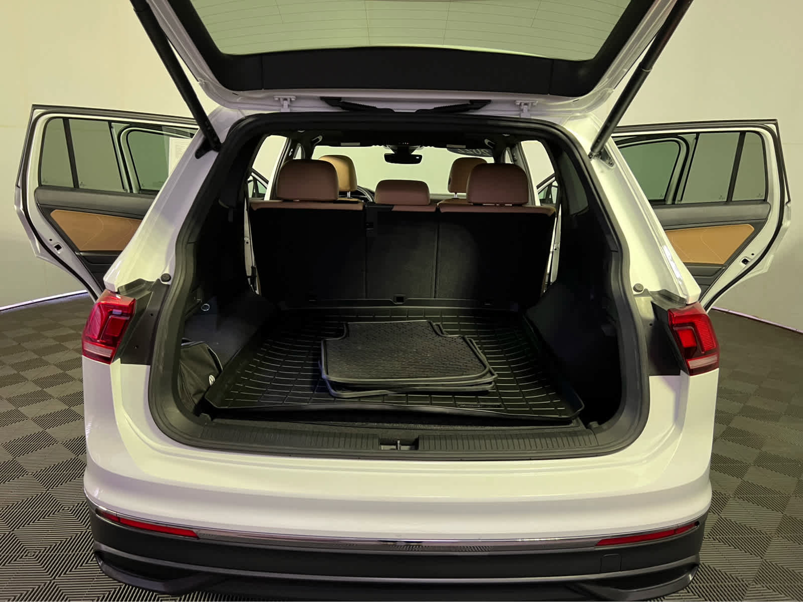 Used 2022 Volkswagen Tiguan SE w/ Panoramic Sunroof Package image 26