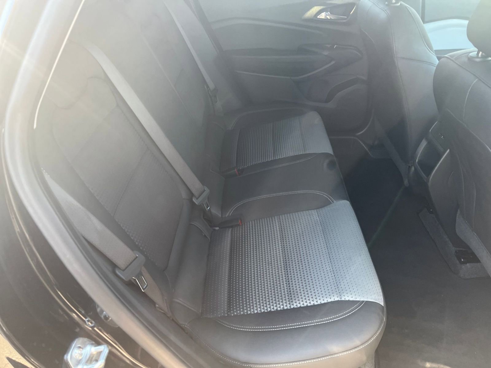 Used 2025 Chevrolet Trax LT FWD image 37