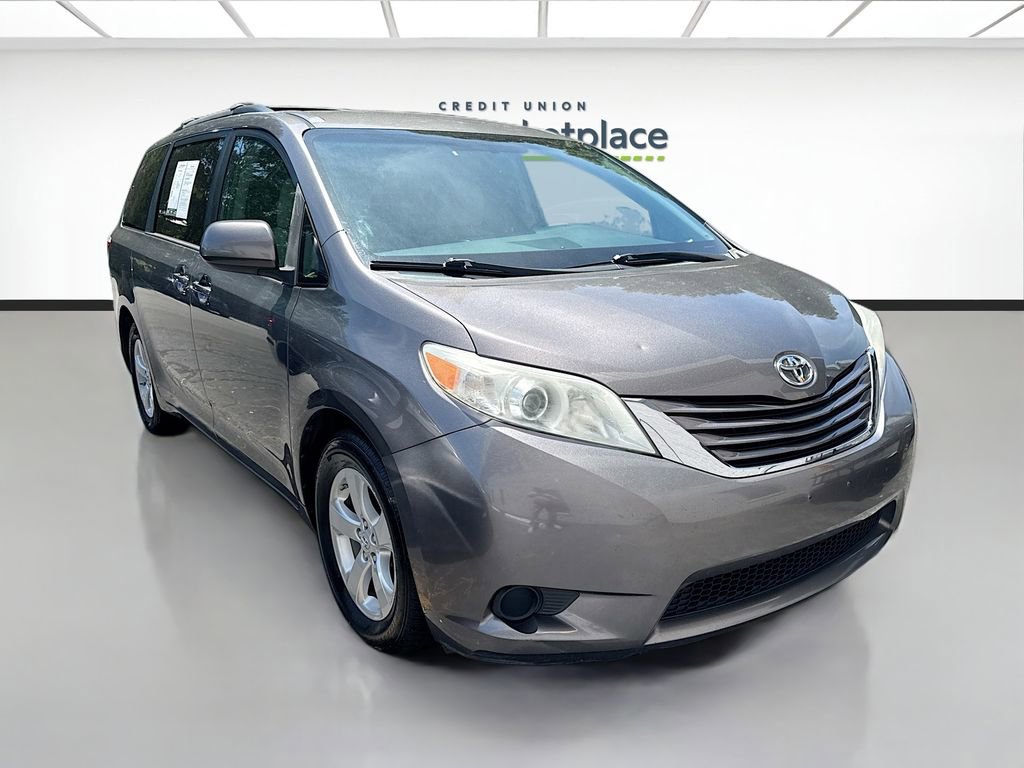 Used 2015 Toyota Sienna LE FWD image 1