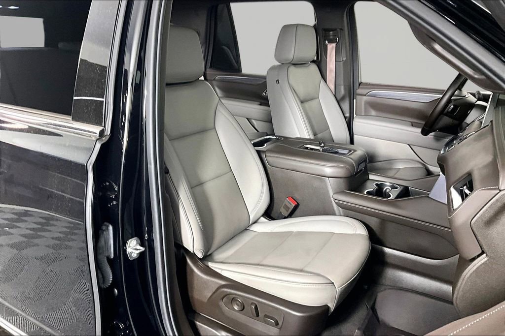Used 2024 GMC Yukon SLT w/ SLT Luxury Package RWD image 28