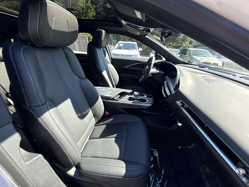 Used 2025 Cadillac Lyriq Luxury w/ LPO, Floor Liner Package AWD/4WD image 26