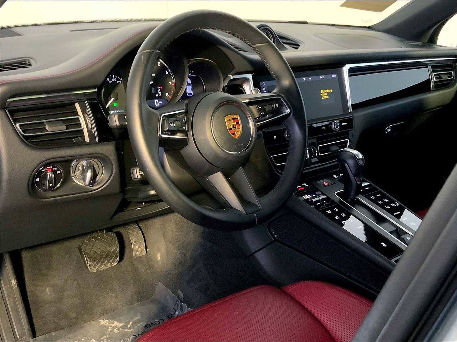 Certified 2023 Porsche Macan image 4