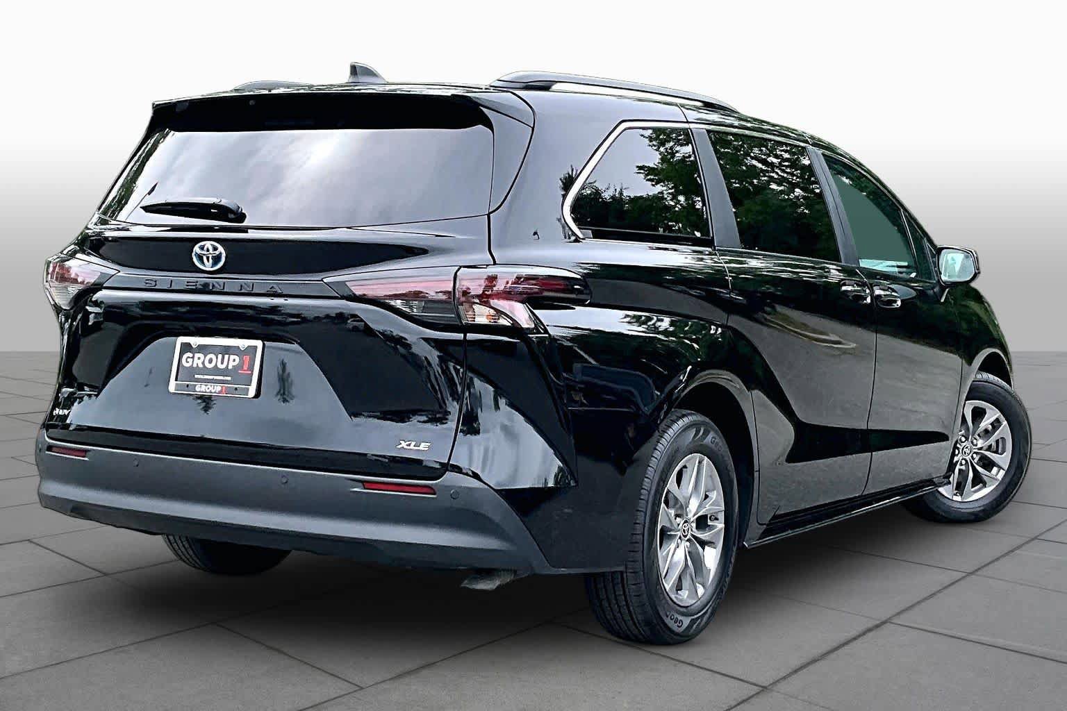 Certified 2025 Toyota Sienna XLE FWD image 13