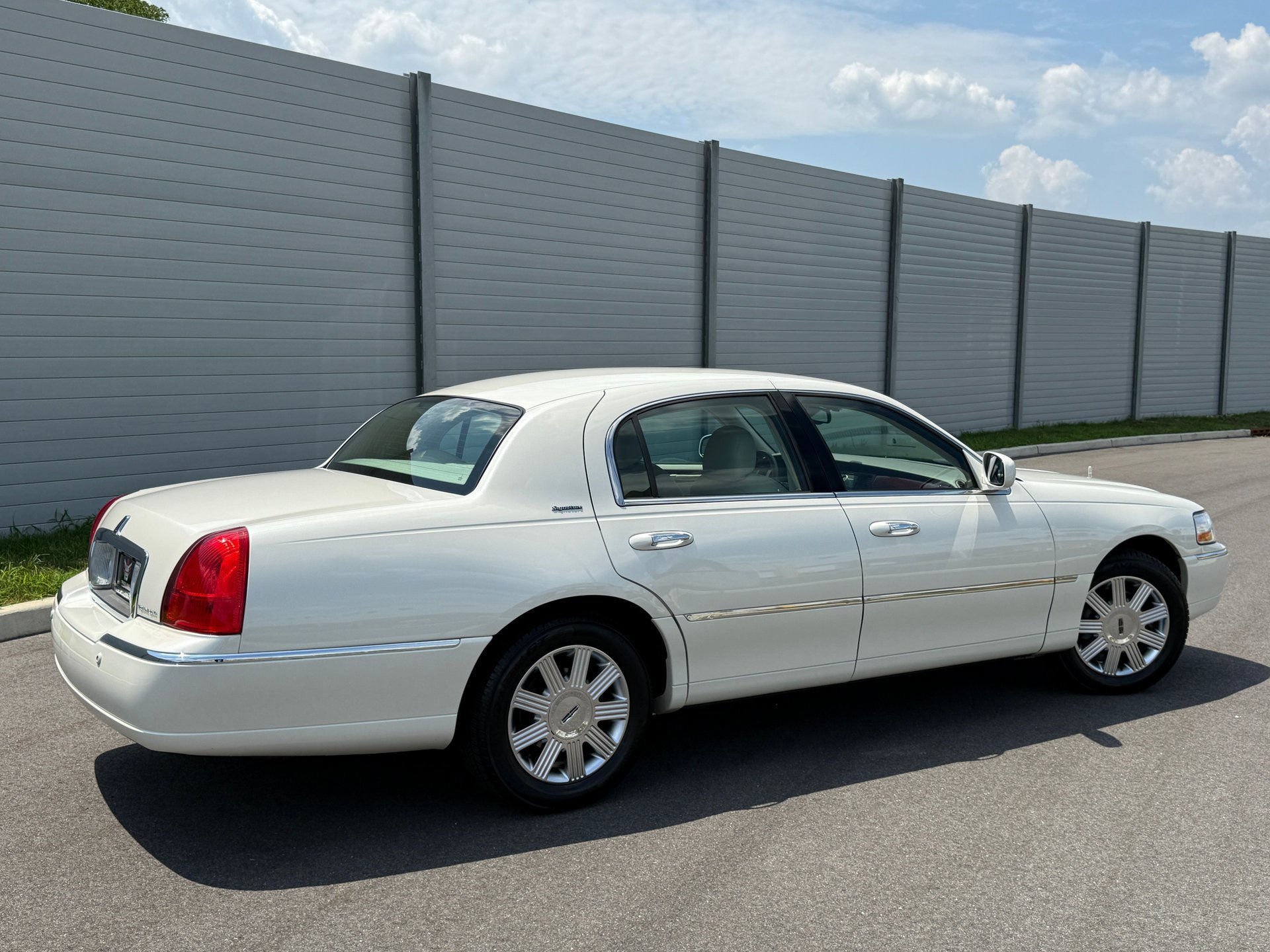 Used 2005 Lincoln Town Car Signature image 7