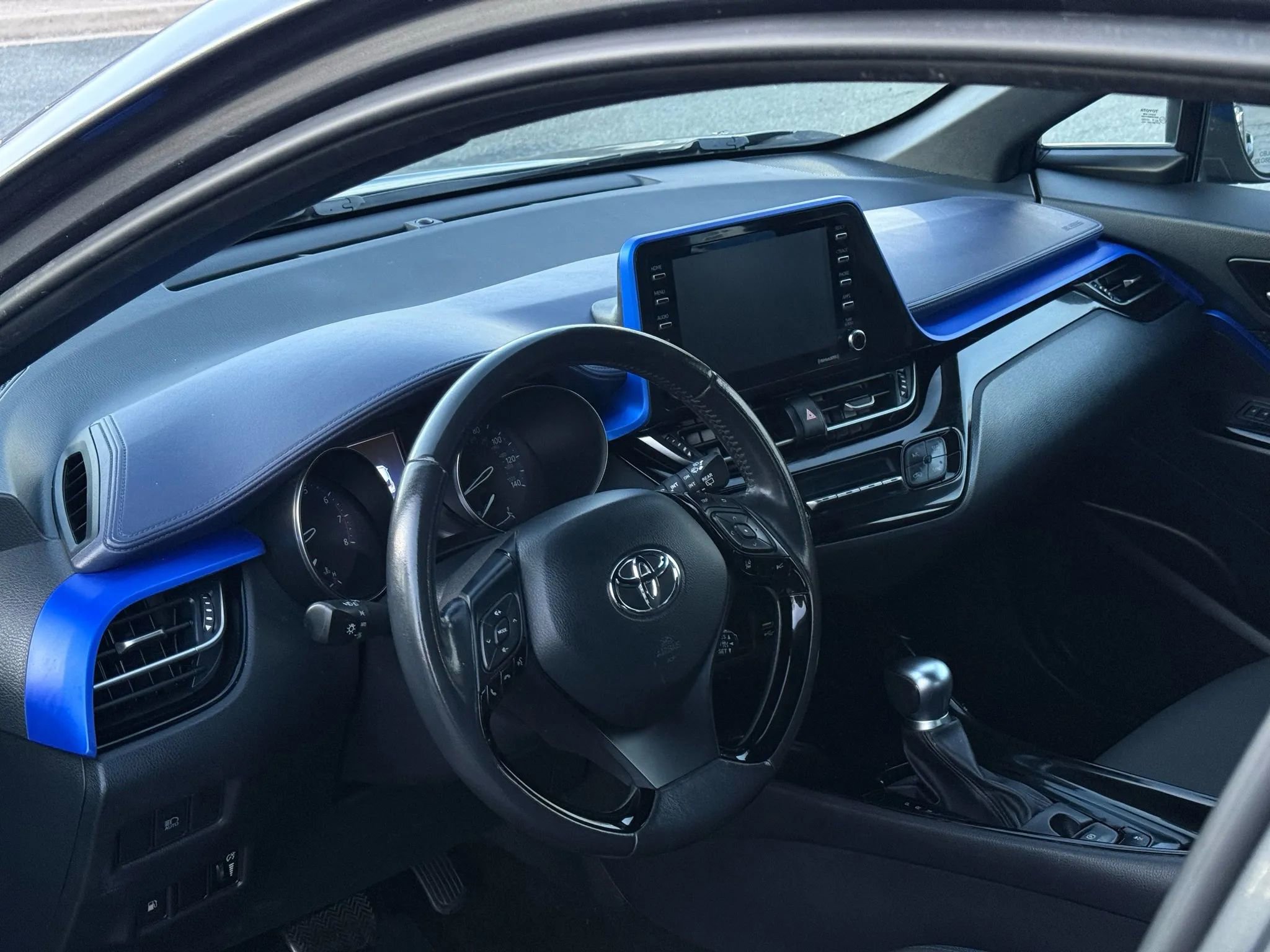 Used 2022 Toyota C-HR XLE image 17