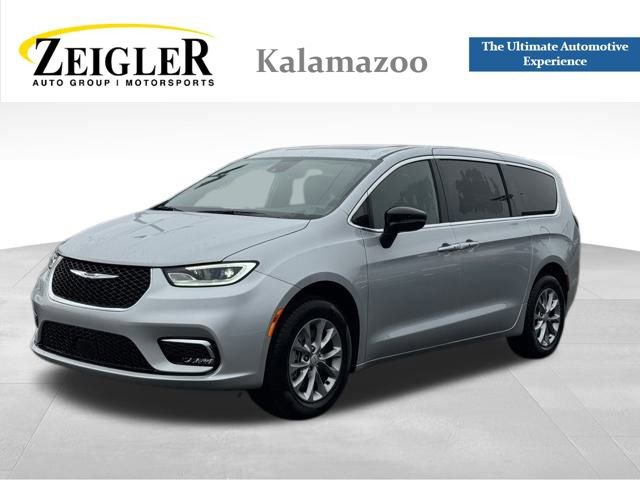 New 2026 Chrysler Pacifica Limited w/ Uconnect Theater Family Group image 1