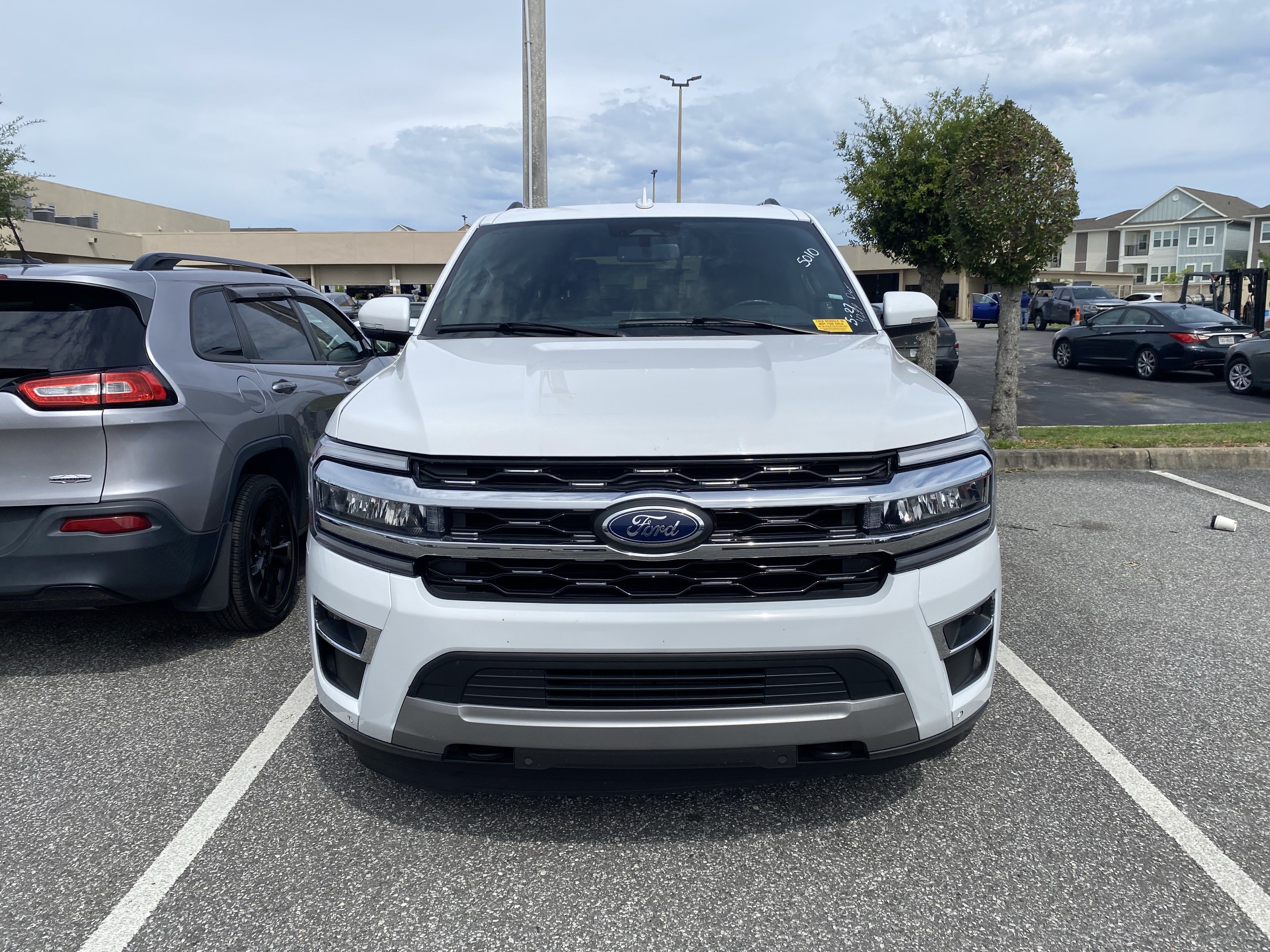 Used 2023 Ford Expedition Limited AWD/4WD image 2