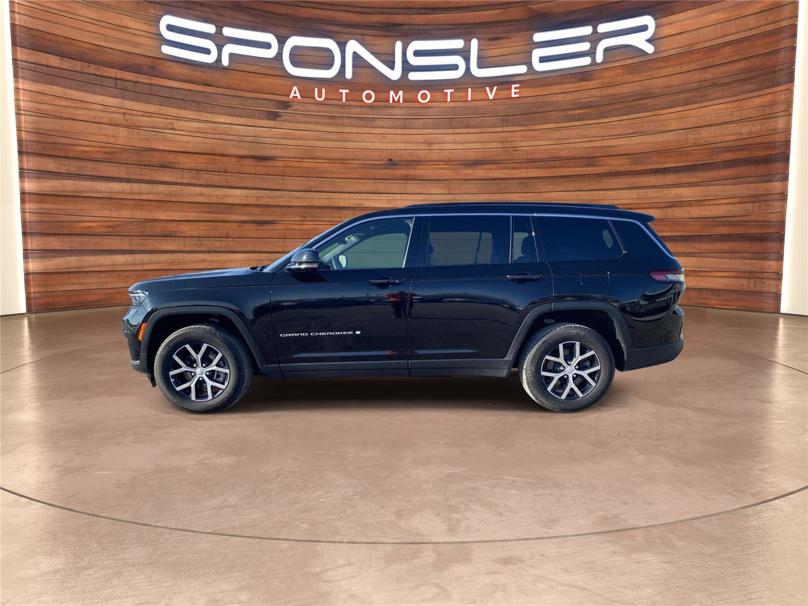 Used 2024 Jeep Grand Cherokee L Limited w/ Luxury Tech Group II AWD/4WD image 2