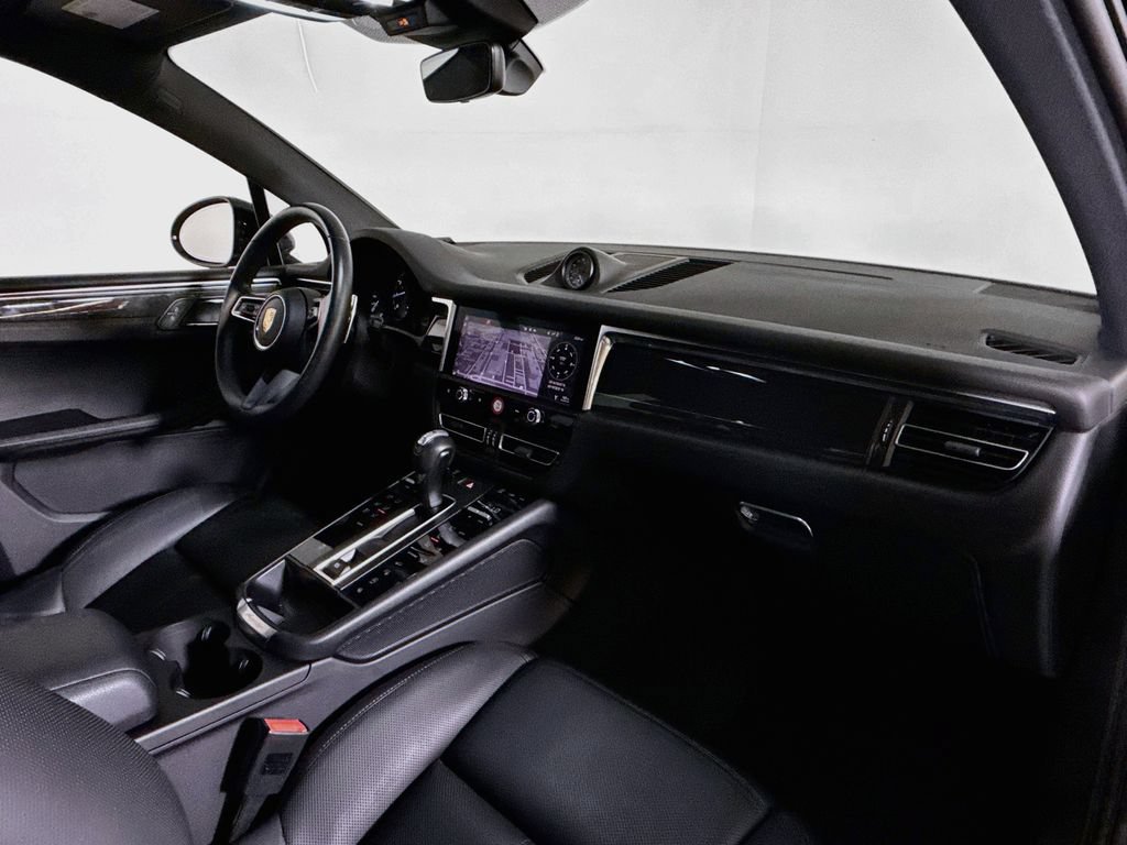 Certified 2024 Porsche Macan AWD/4WD image 17