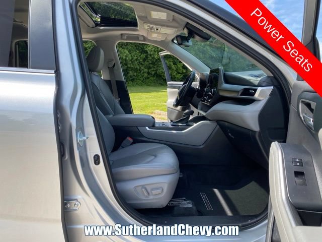 Used 2024 Toyota Highlander XLE AWD/4WD image 18