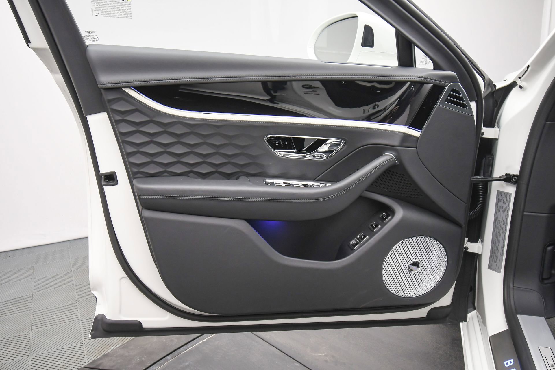 Used 2025 Bentley Flying Spur Plug-In Hybrid image 41