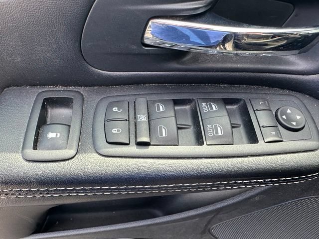 Used 2017 Dodge Grand Caravan SE FWD image 12