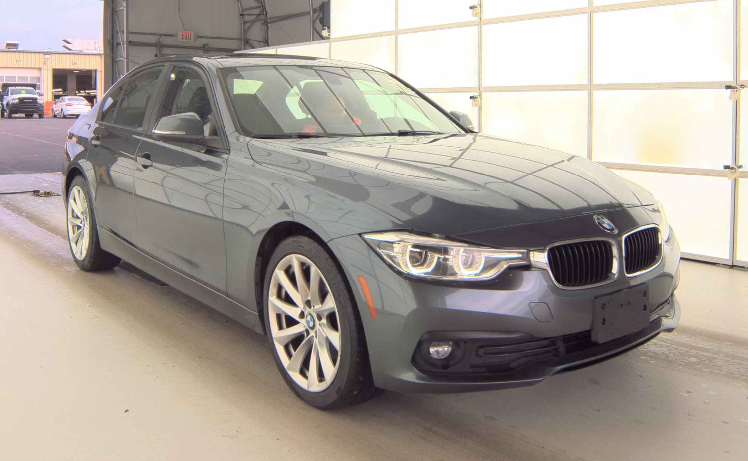 Used 2018 BMW 320i xDrive Sedan w/ Convenience Package AWD/4WD image 3
