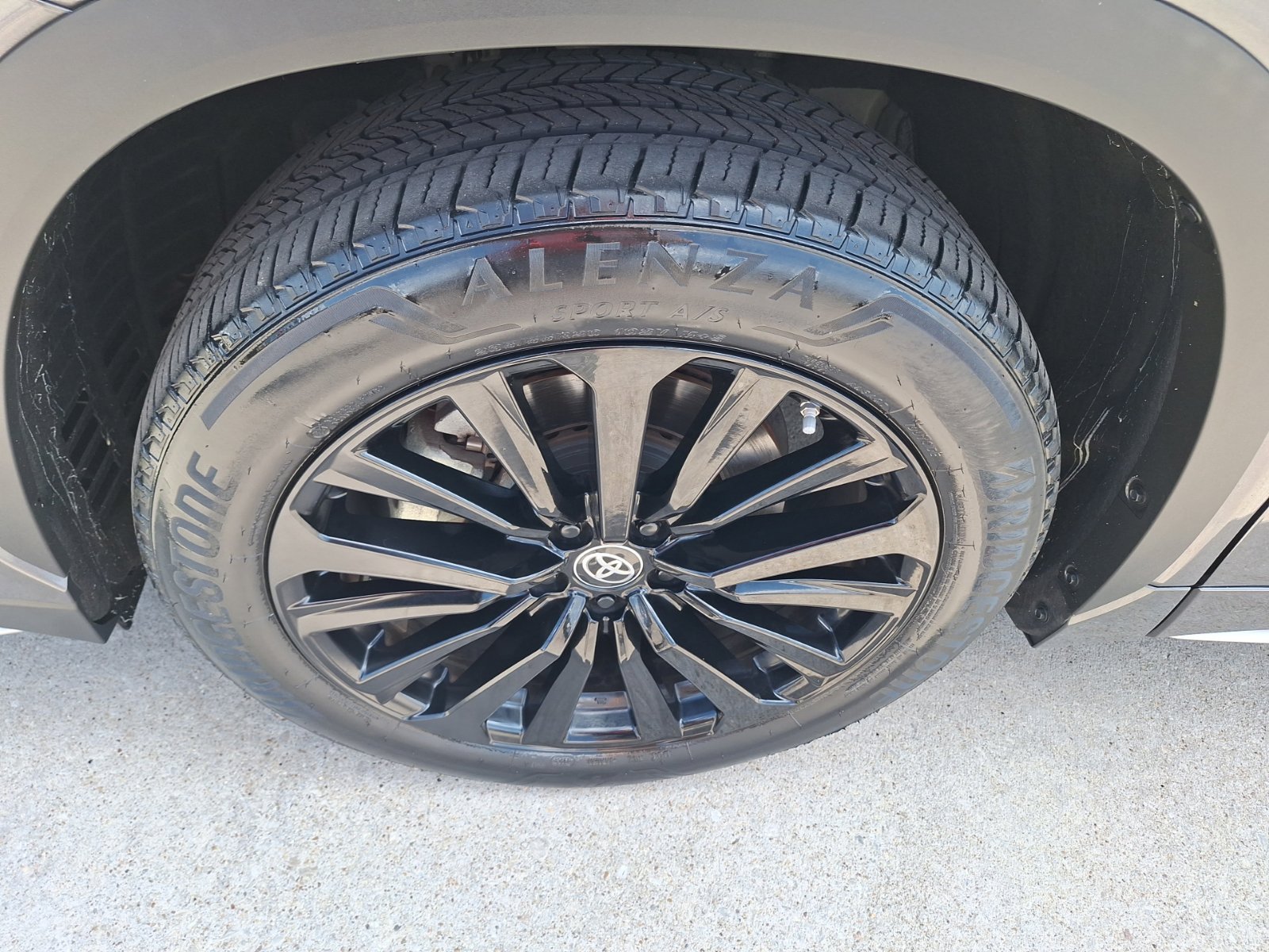 Used 2024 Toyota Highlander XSE AWD/4WD image 11