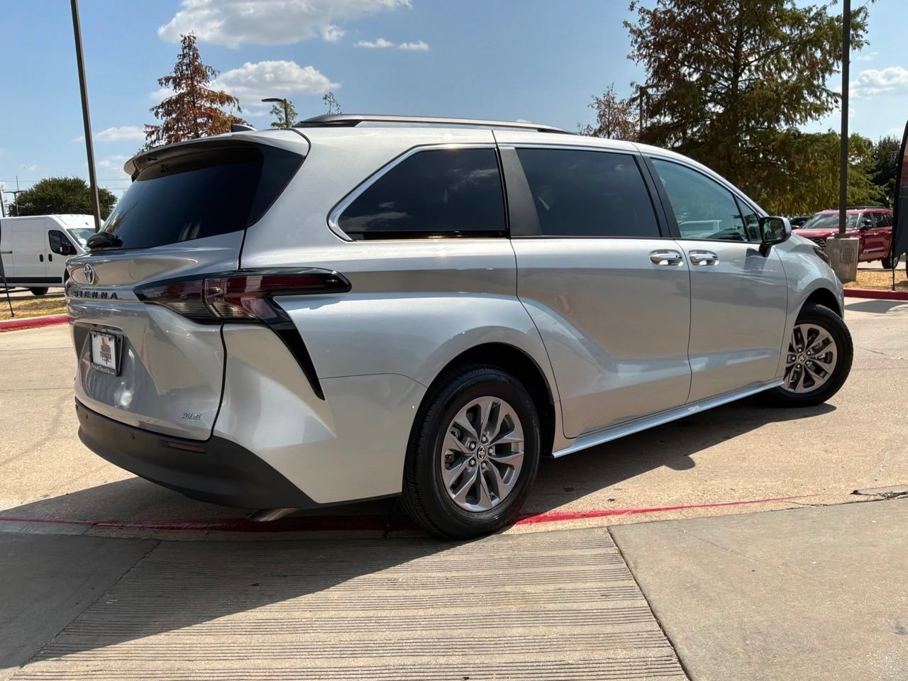 Used 2025 Toyota Sienna XLE FWD image 6