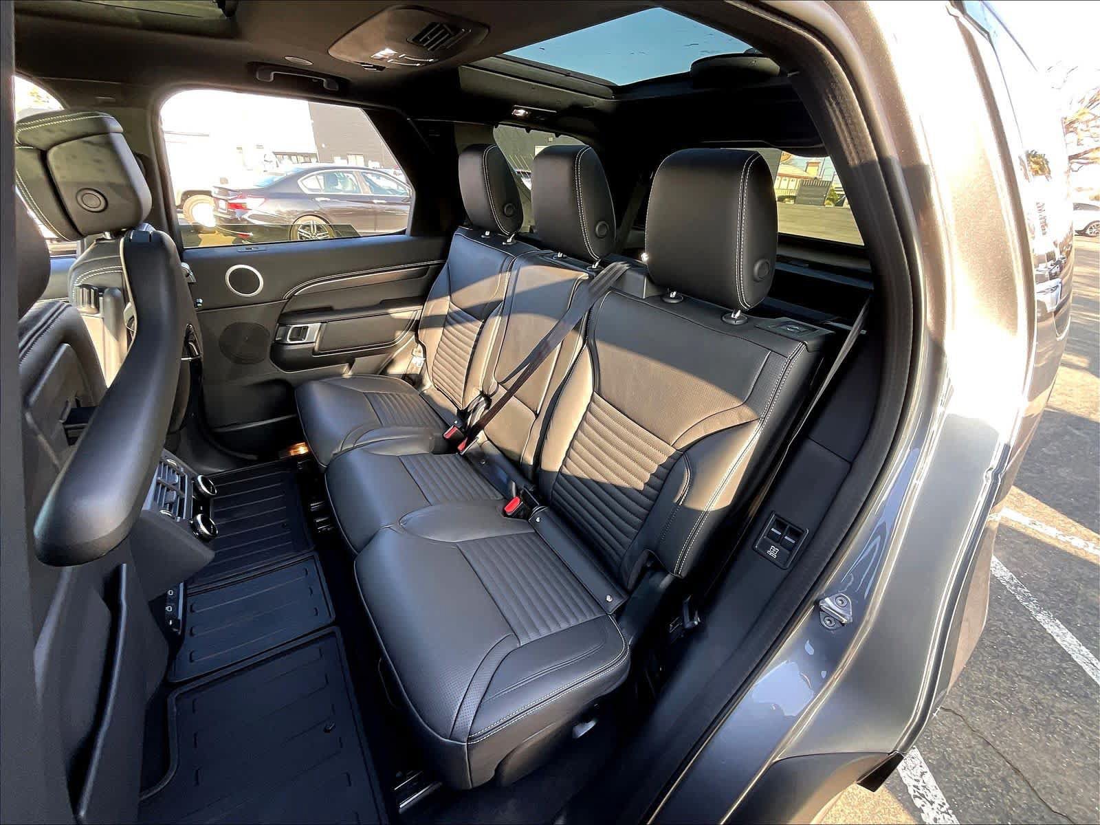 New 2025 Land Rover Discovery Metropolitan Edition AWD/4WD image 12