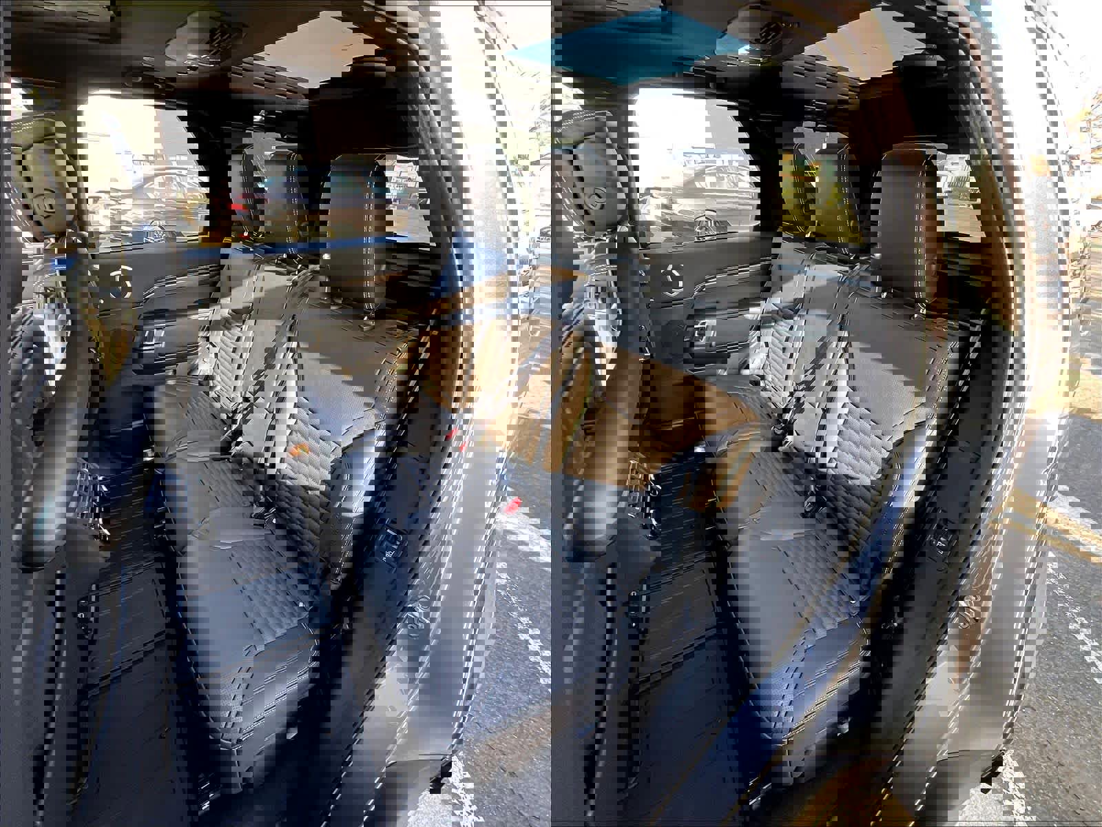 New 2025 Land Rover Discovery Metropolitan Edition image 12