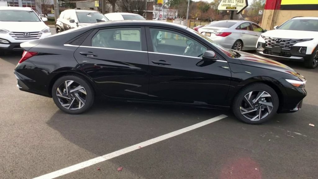New 2025 Hyundai Elantra Limited FWD image 10