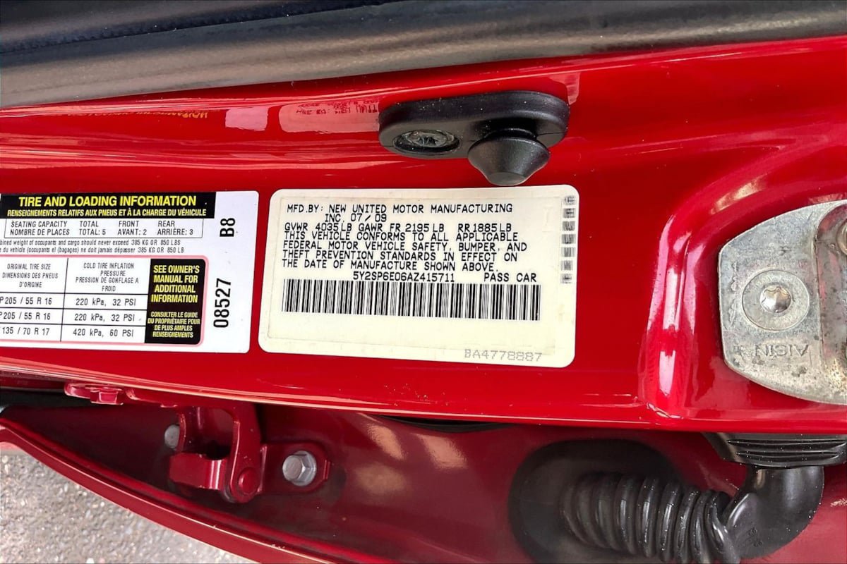 Used 2010 Pontiac Vibe w/ Preferred Package FWD image 17