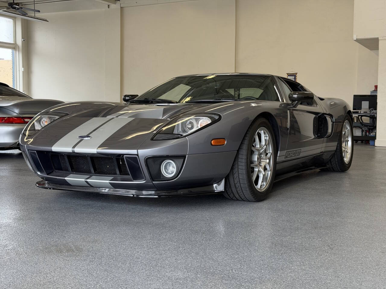 Used 2006 Ford GT RWD image 6
