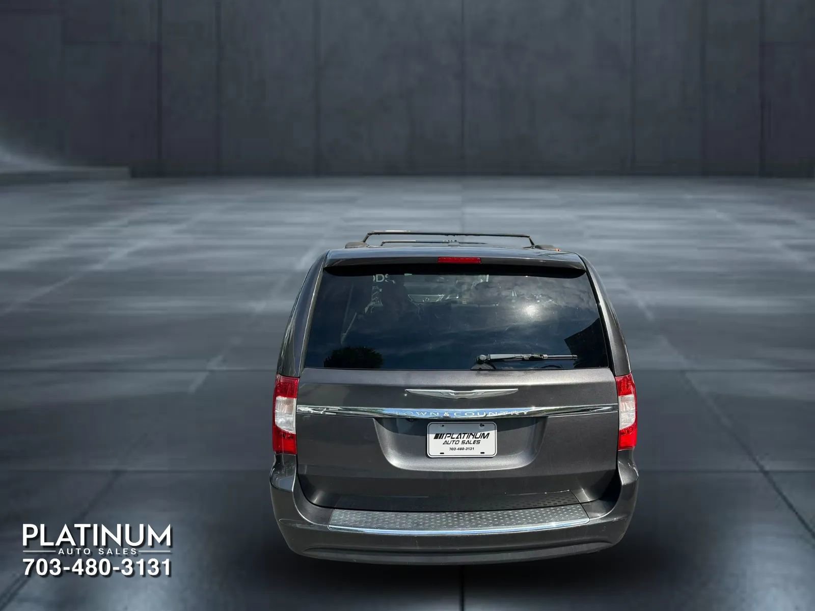 Used 2015 Chrysler Town & Country Touring FWD image 7
