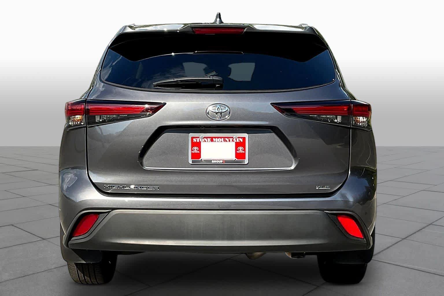 Used 2024 Toyota Highlander XLE FWD image 5