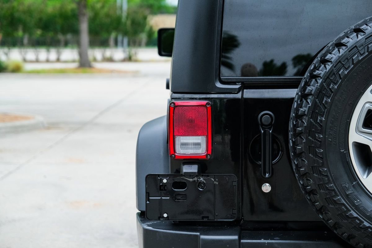 Used 2014 Jeep Wrangler Unlimited Rubicon w/ Connectivity Group AWD/4WD image 20