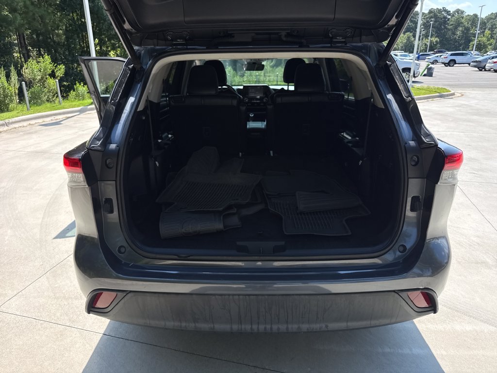 Used 2021 Toyota Highlander XLE AWD/4WD image 32