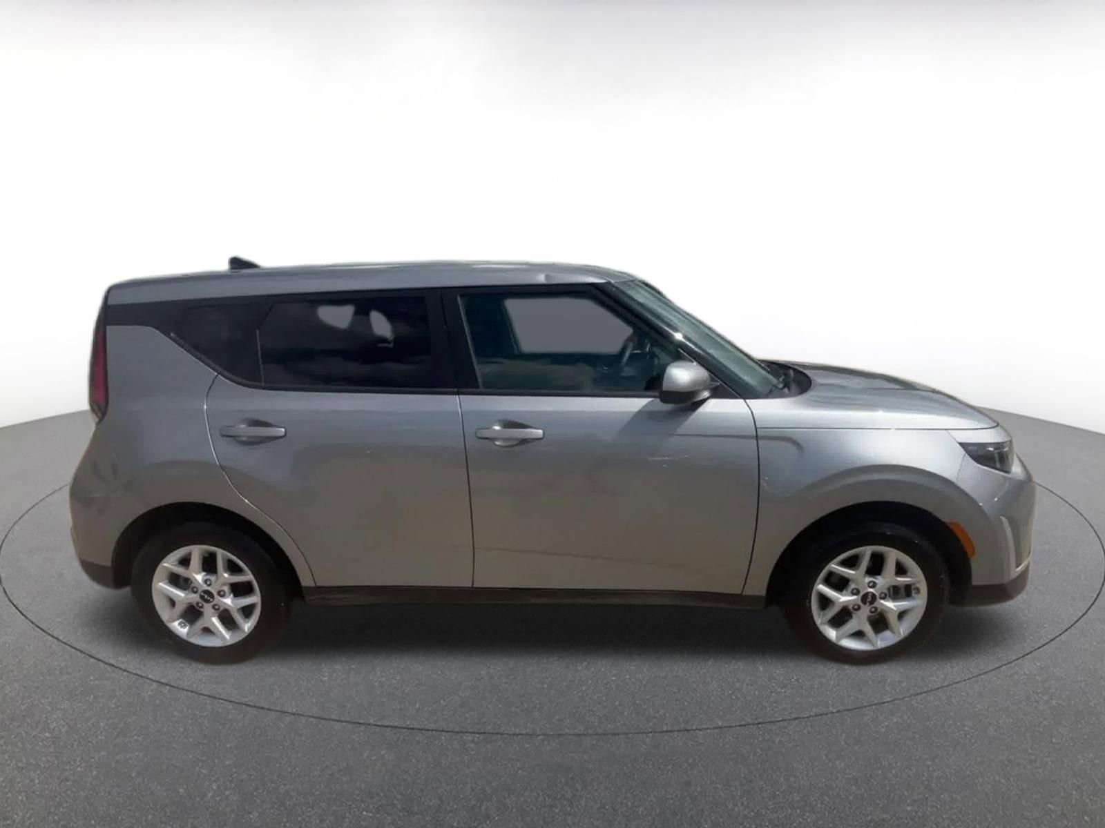 Used 2025 Kia Soul LX w/ LX Technology Package FWD image 16
