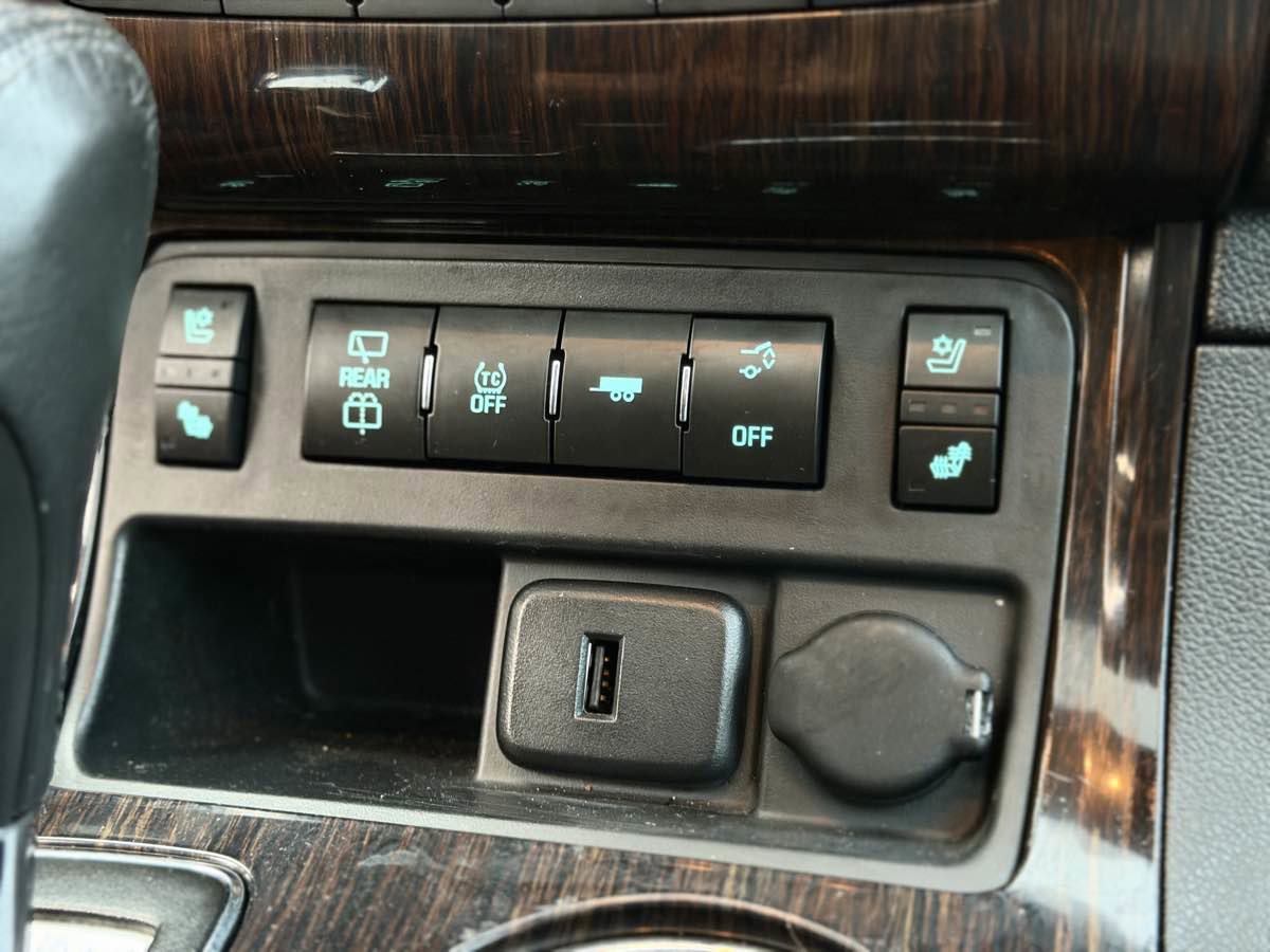 Used 2017 Chevrolet Traverse Premier AWD/4WD image 38
