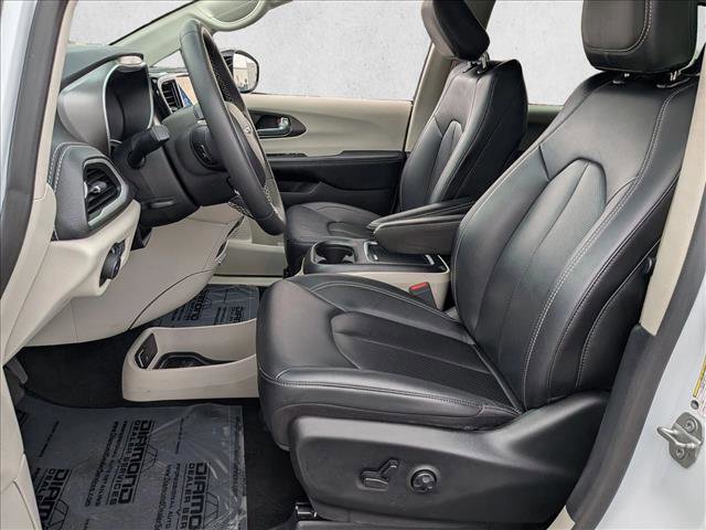 Used 2024 Chrysler Pacifica Select image 21