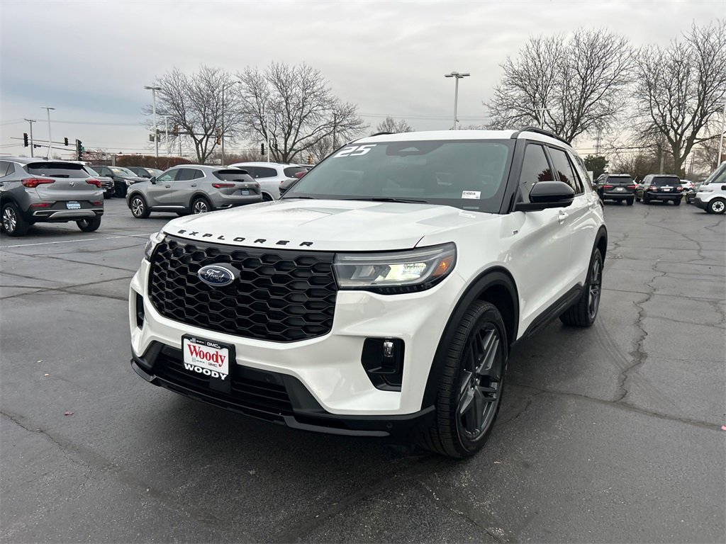 Used 2025 Ford Explorer ST-Line w/ Premium Package image 4