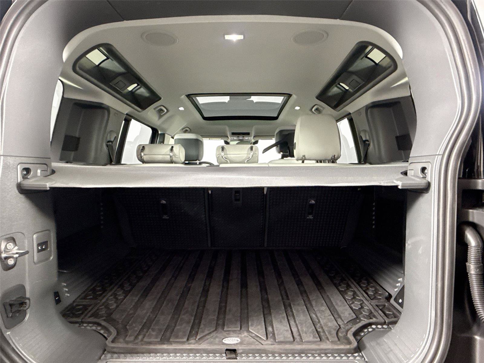 Used 2025 Land Rover Defender 110 X-Dynamic SE image 38