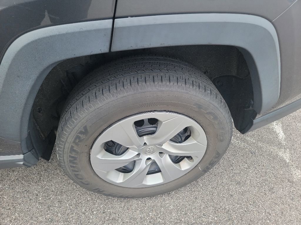 Used 2021 Toyota RAV4 LE FWD image 7