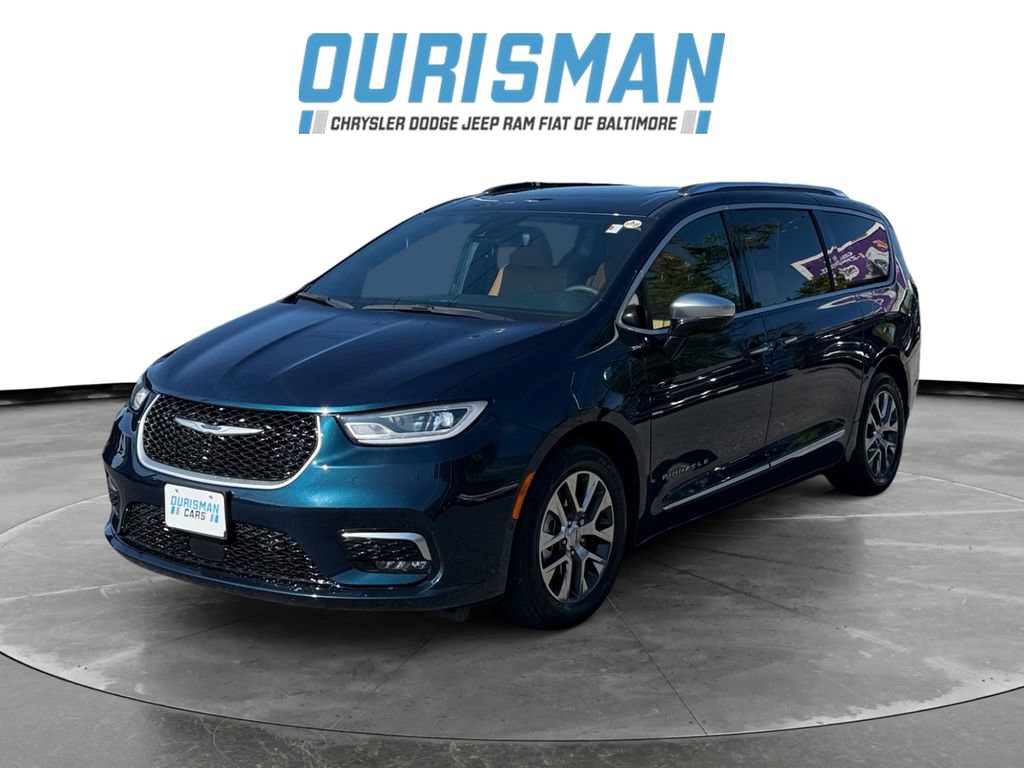 Used 2023 Chrysler Pacifica Pinnacle FWD image 2