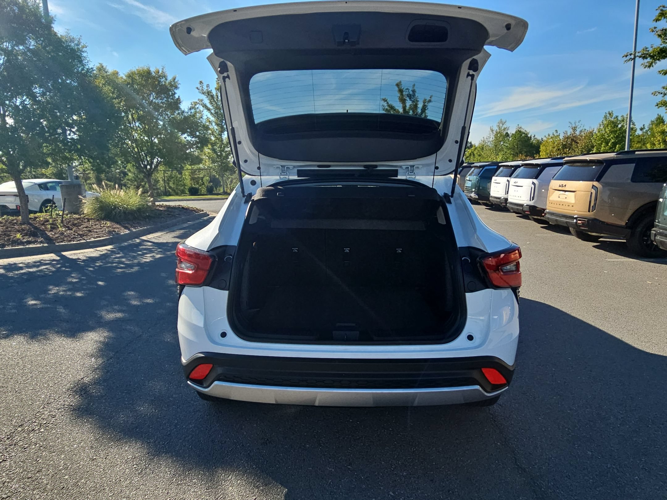 Used 2025 Chevrolet Trax LT FWD image 18