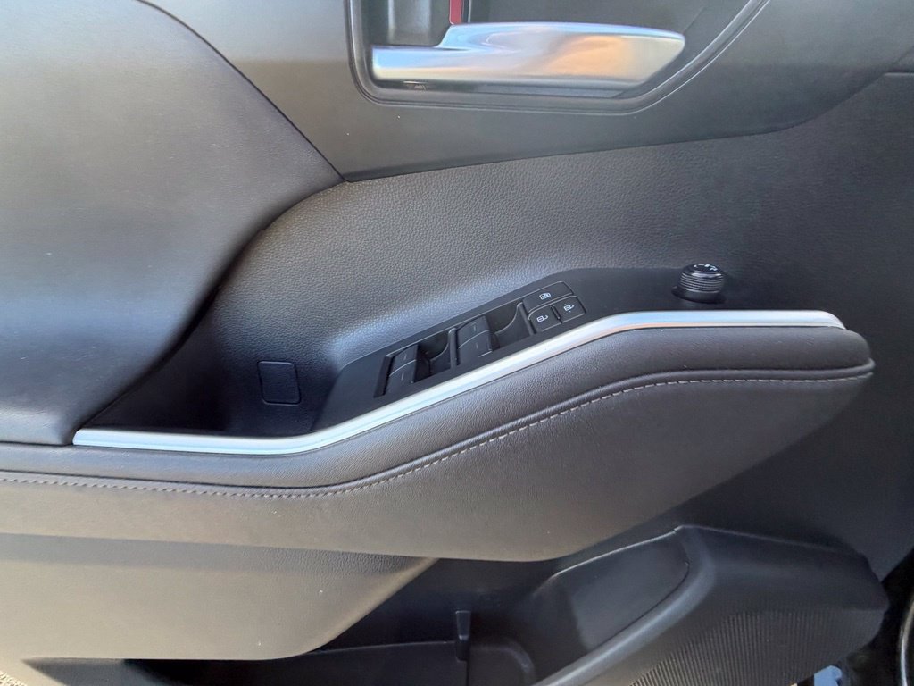 Used 2023 Toyota Highlander XLE AWD/4WD image 16