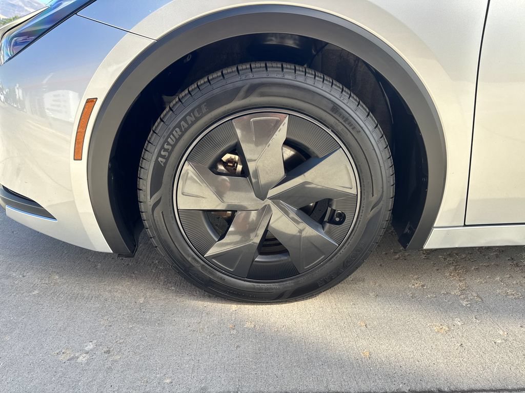 Certified 2025 Toyota Prius LE FWD image 27
