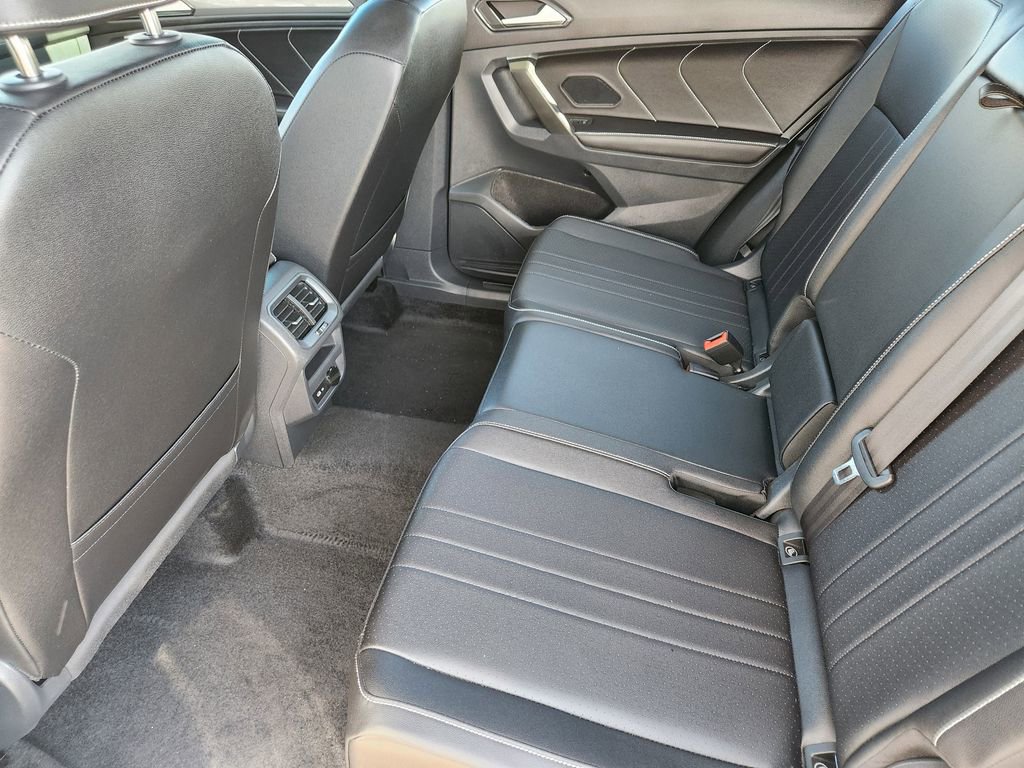 Used 2024 Volkswagen Tiguan SE R-Line image 18