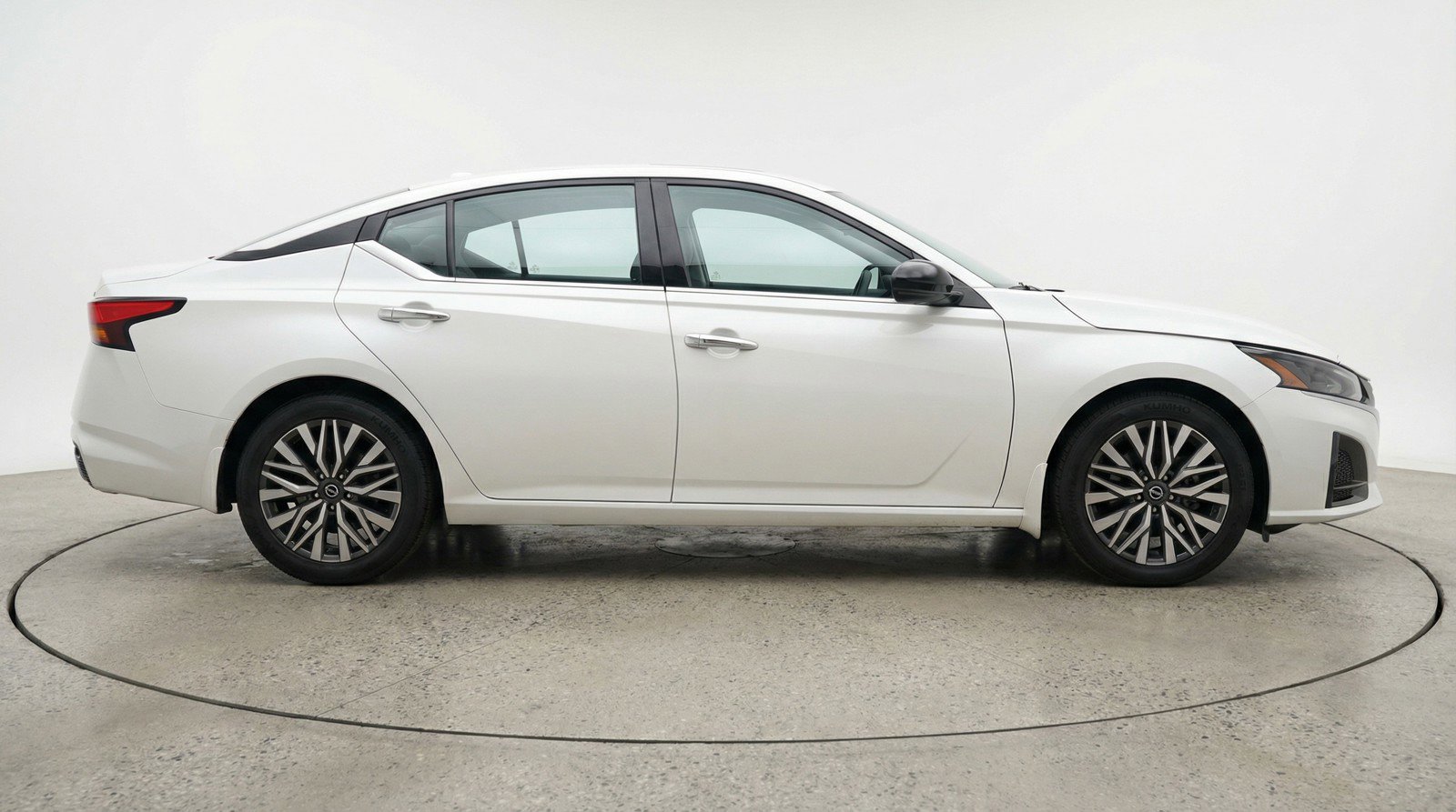 Used 2025 Nissan Altima 2.5 SV FWD image 11