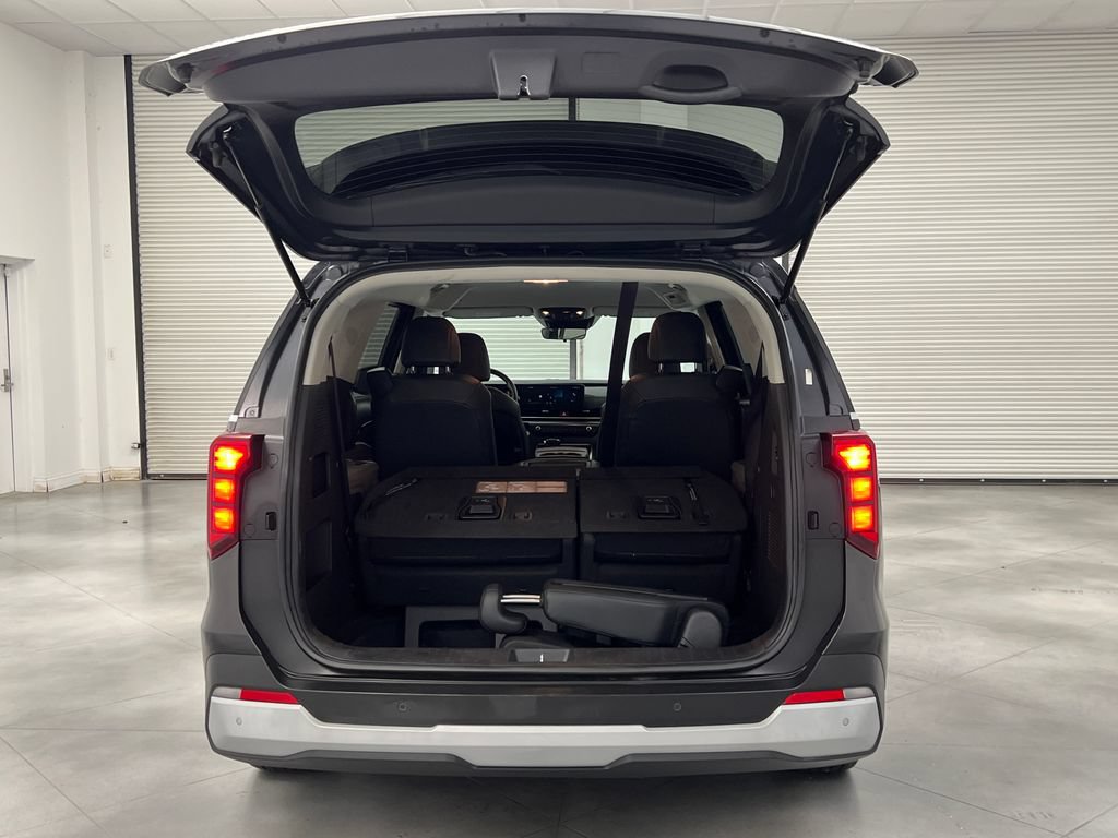 Used 2025 Kia Carnival FWD image 31