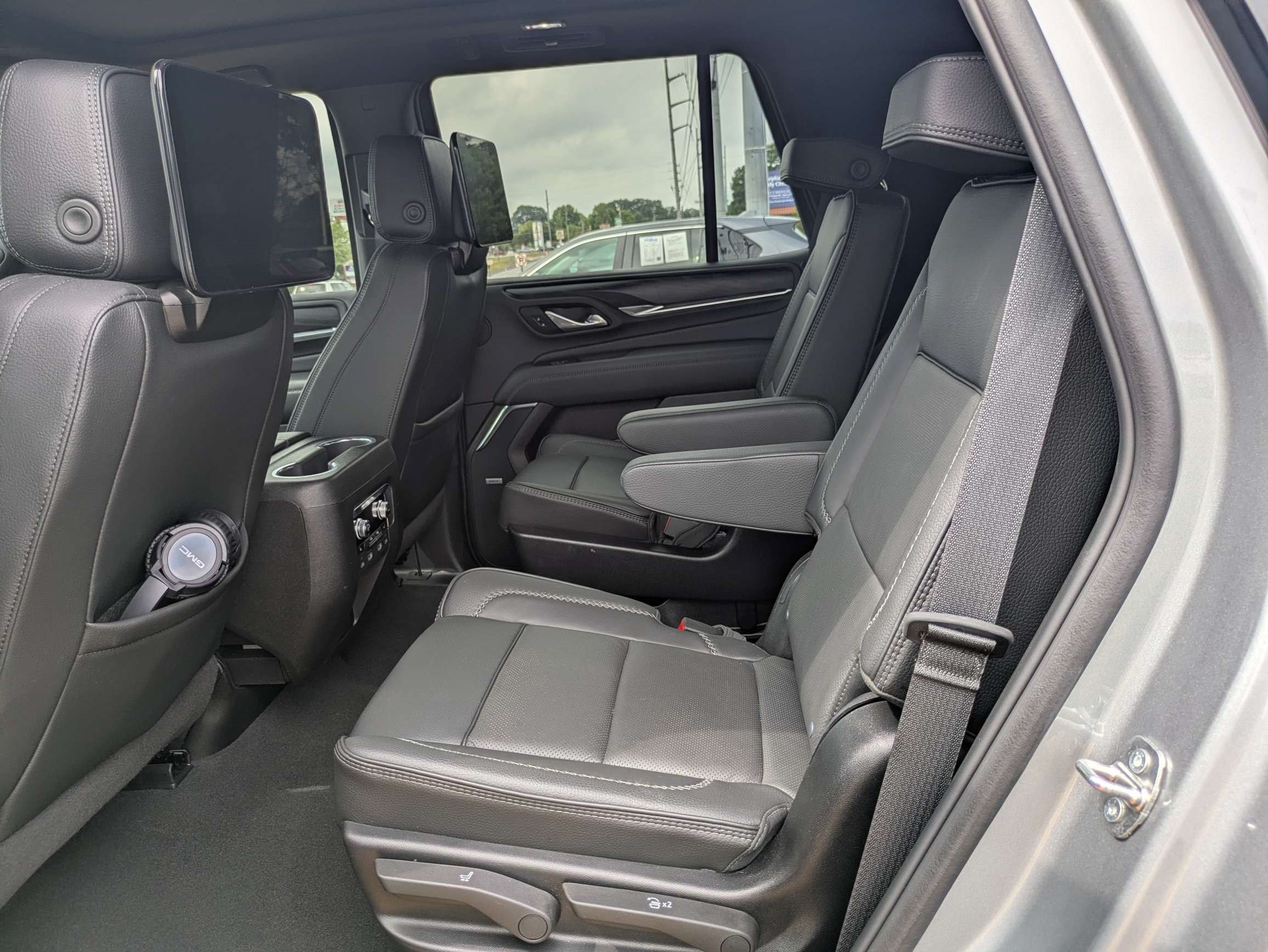 Used 2024 GMC Yukon Denali w/ Advanced Technology Package AWD/4WD image 21