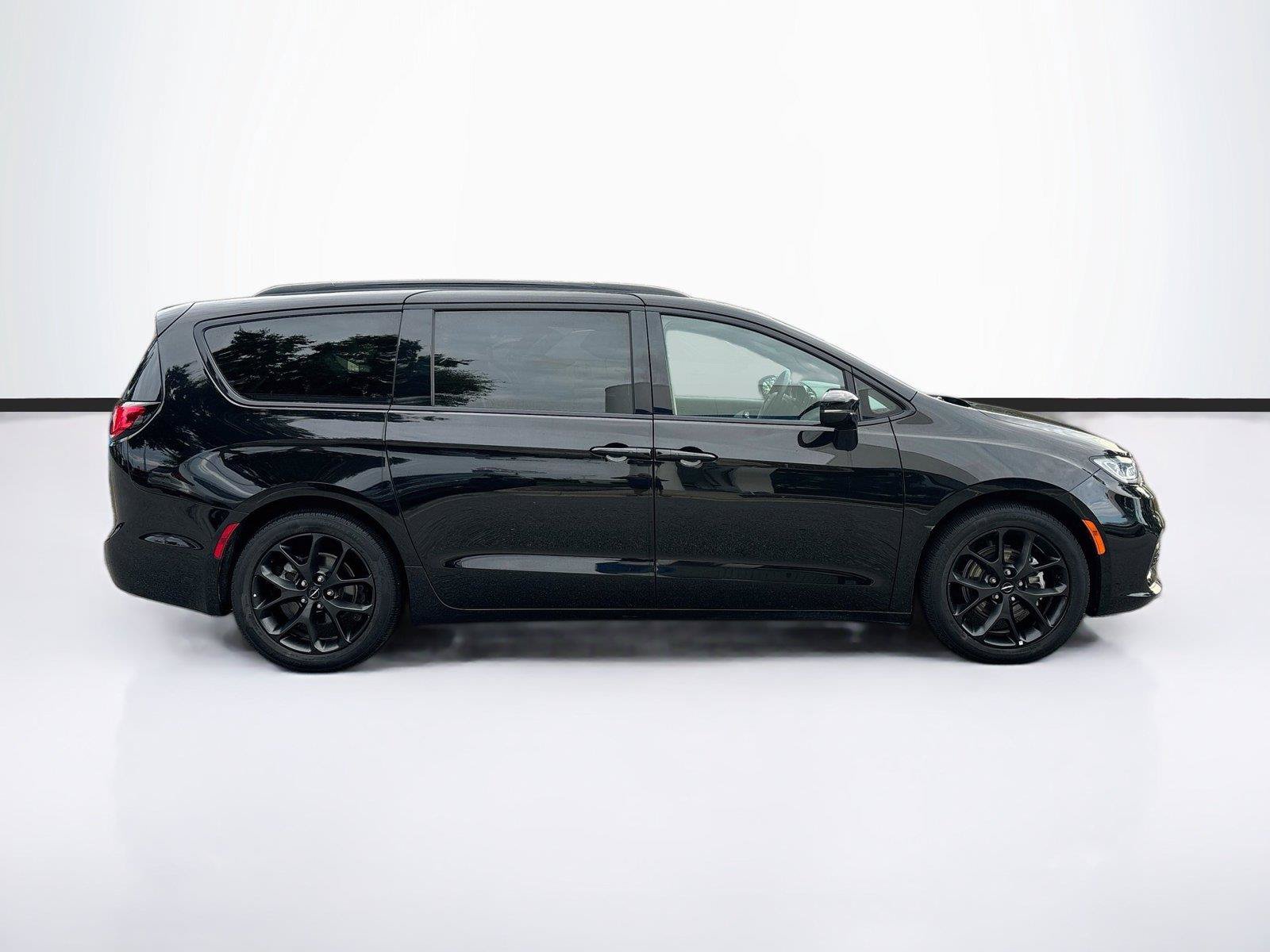 Used 2025 Chrysler Pacifica Limited FWD image 8