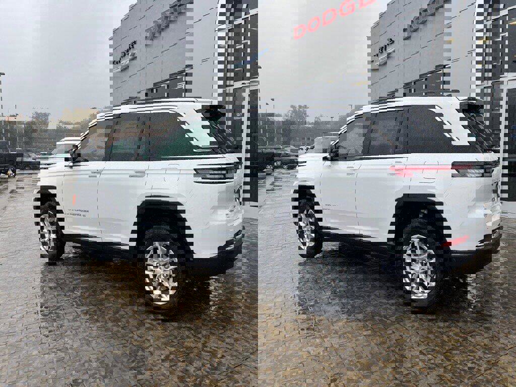 New 2025 Jeep Grand Cherokee Laredo X image 9