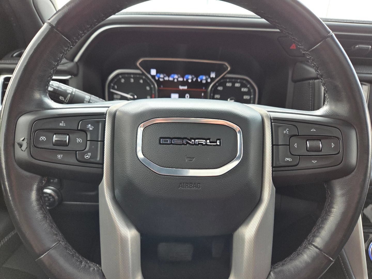 Used 2021 GMC Yukon Denali w/ Denali Premium Package AWD/4WD image 32