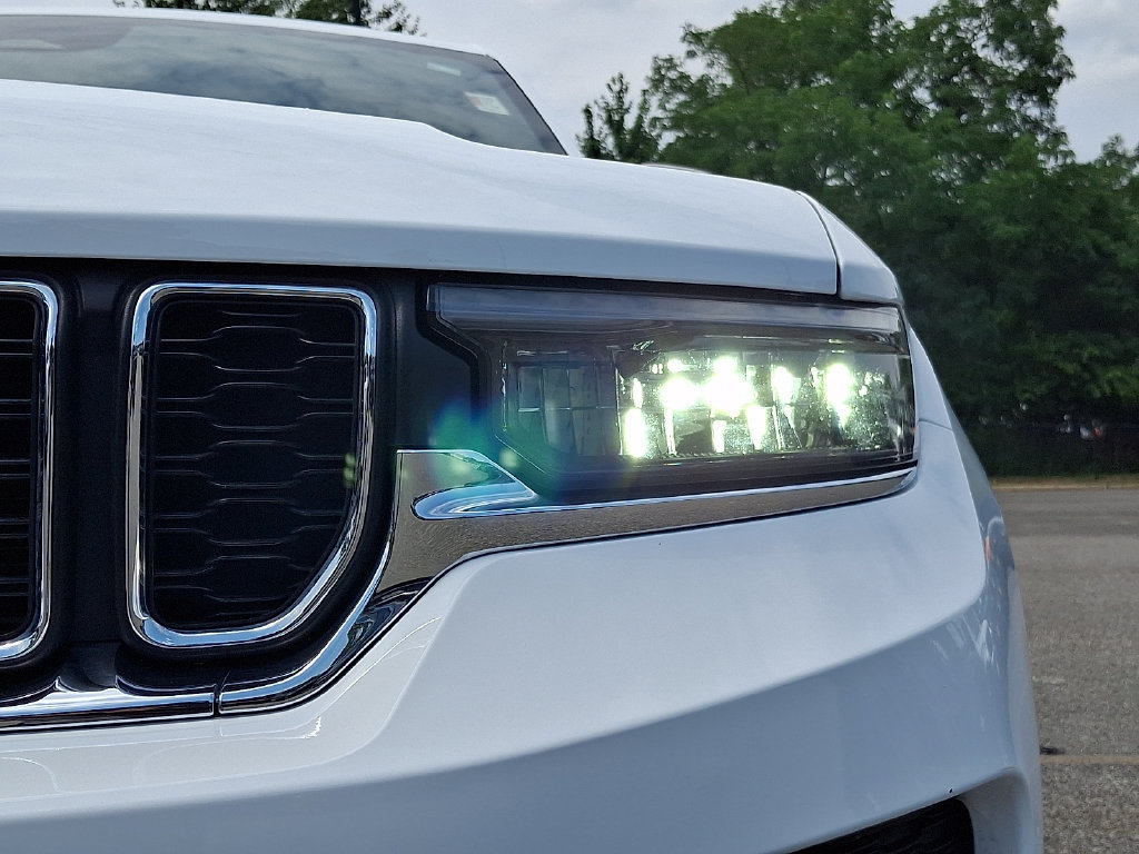 Certified 2025 Jeep Grand Cherokee Laredo AWD/4WD image 9